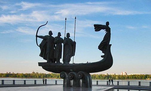 У Києві пролунав вибух, також працює ППО