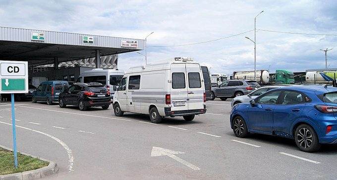 У Держприкордонслужбі спростували інформацію про заборону виїзду 17-річним юнакам