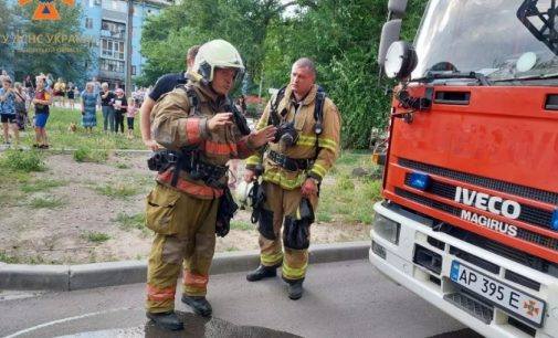 У Запоріжжі дитячі пустощі з вогнем закінчились пожежею у багатоповерхівці