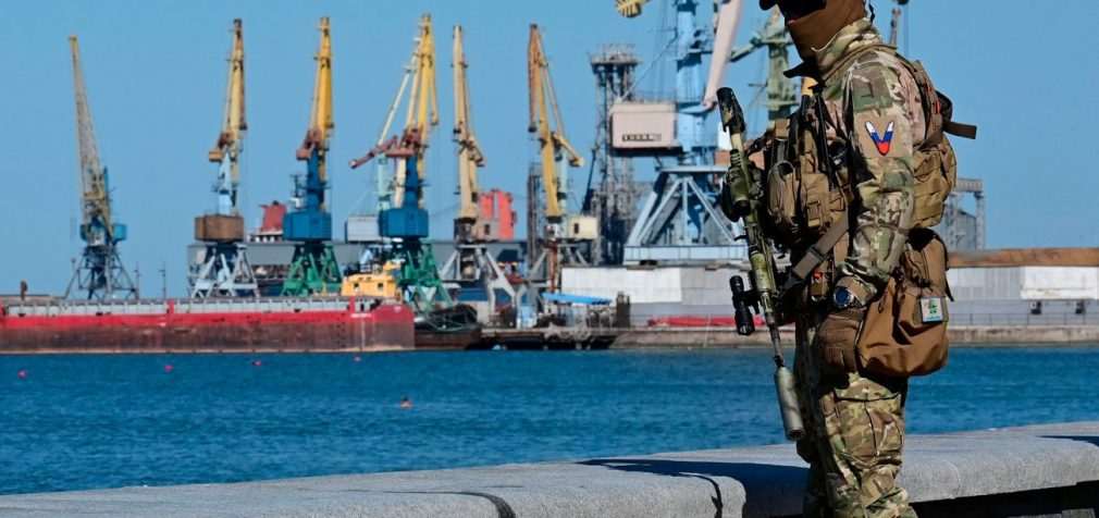 У Бердянську вибухи в порту: є влучання по позиціях росіян (відео)