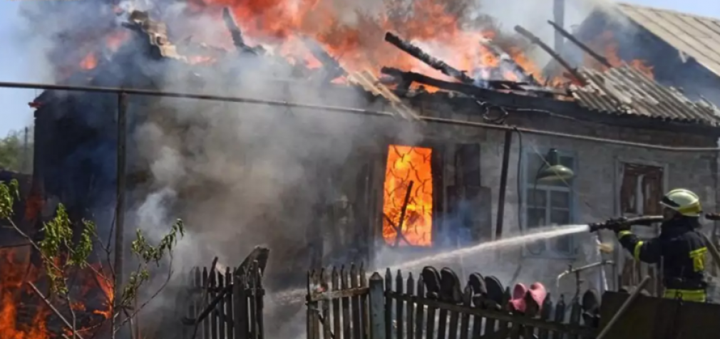 Вогонь перекинувся на дах: у Дніпрі на Береговій вулиці горів будинок