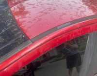 Постраждала водійка: у Дніпрі на Березинці авто облили хлоркою