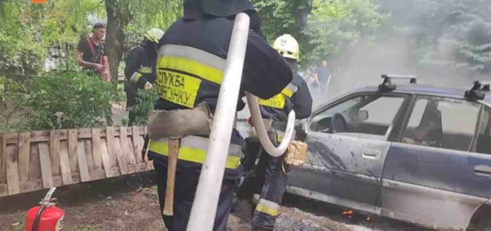У Дніпрі посеред двору на ж/м Тополя зайнявся легковик: подробиці