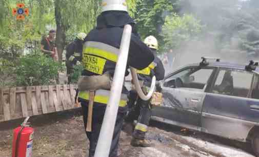 У Дніпрі посеред двору на ж/м Тополя зайнявся легковик: подробиці