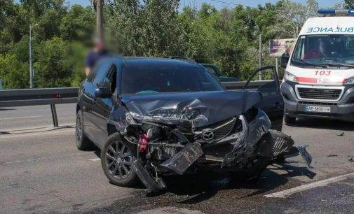 Масштабна ДТП з постраждалими на з’їзді з Нового мосту у Дніпрі: подробиці