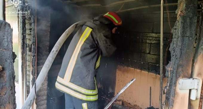У Камʼянському районі вогнеборці загасили пожежу на території приватного домоволодіння