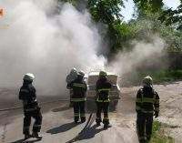 Вогнеборці Камʼянського загасили палаючий автомобіль: подробиці