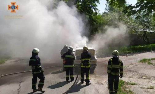 Вогнеборці Камʼянського загасили палаючий автомобіль: подробиці