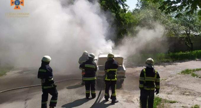Вогнеборці Камʼянського загасили палаючий автомобіль: подробиці