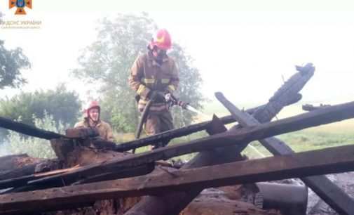 Вогнем пошкоджено дах будинку та майно власників: у Синельниківському районі горів будинок