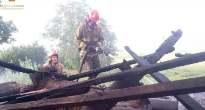 Вогнем пошкоджено дах будинку та майно власників: у Синельниківському районі горів будинок