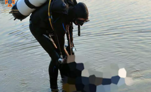 Пірнула у воду та зникла: у Кам’янському рятувальники витягли з води тіло потопельниці