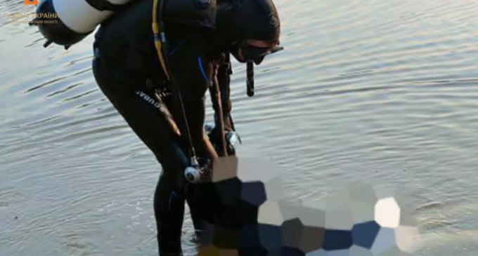 Пірнула у воду та зникла: у Кам’янському рятувальники витягли з води тіло потопельниці