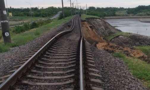 Змінено розклад руху поїздів: у Нікопольському районі сталося  руйнування дорожнього полотна