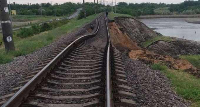 Змінено розклад руху поїздів: у Нікопольському районі сталося  руйнування дорожнього полотна