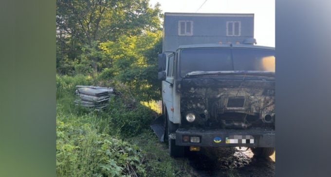 Підпалив «Камаз»: у Дніпрі затримали місцевого жителя за умисне пошкодження автомобіля