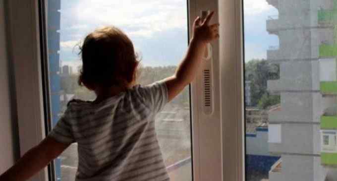 У Кривому Розі 2-річна дитина випала з вікна: подробиці