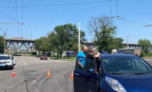 На Набережній Заводській у Дніпрі Nissan збив безпритульного чоловіка