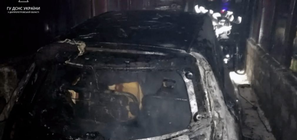 У Дніпрі на Євпаторійській загорівся Nissan: подробиці