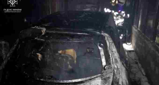 У Дніпрі на Євпаторійській загорівся Nissan: подробиці