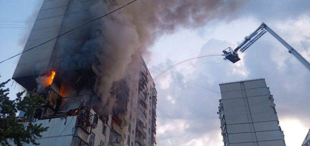 У Києві пролунав вибух: горить багатоповерховий будинок (фото, відео)