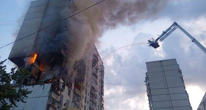 У Києві пролунав вибух: горить багатоповерховий будинок (фото, відео)