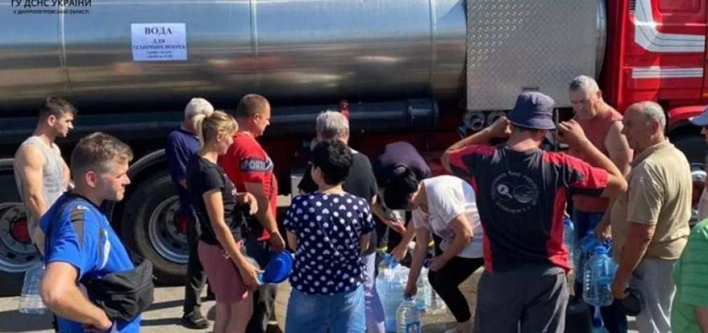 Рятувальники Нікопольського району забезпечують водою місцевих мешканців