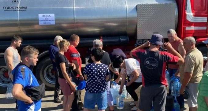 Рятувальники Нікопольського району забезпечують водою місцевих мешканців