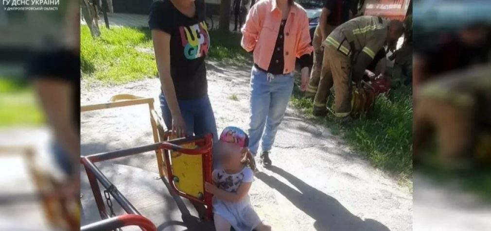 Застрягла в каруселі: у Кривому Розі рятувальники допомогли маленькій дівчинці