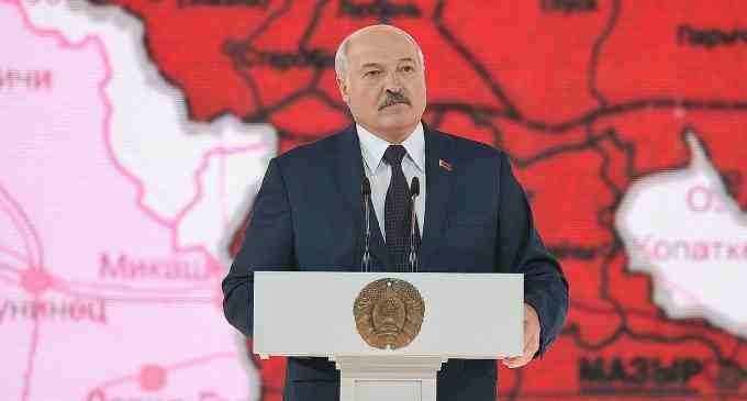 Лукашенко згадав про карти — тепер з “центрами прийняття рішень”