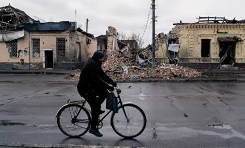 ОДА: Росіяни тричі обстріляли Вовчанськ за ніч, є поранений