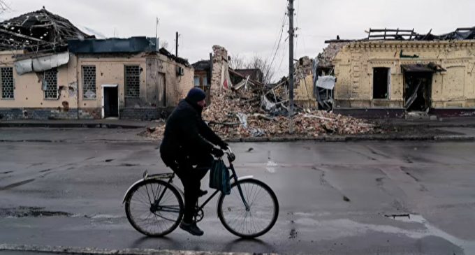 ОДА: Росіяни тричі обстріляли Вовчанськ за ніч, є поранений