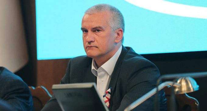 В Криму лунають вибухи, рух через Керченський міст перекрито