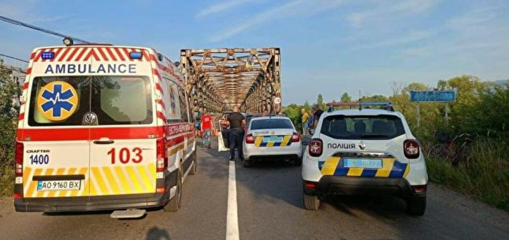 У Закарпатській області обвалився міст: постраждали троє людей