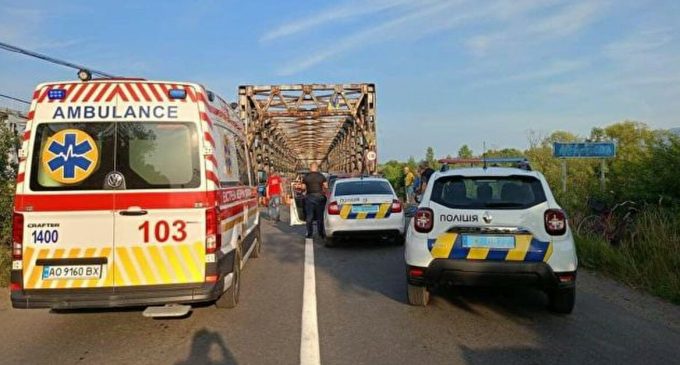 У Закарпатській області обвалився міст: постраждали троє людей