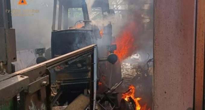 Постраждала сільгосптехніка: рятувальники ліквідували пожежу у Гуляйполі