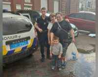 Поліцейські Дніпропетровщини евакуювали з прифронтового села родину з дітьми