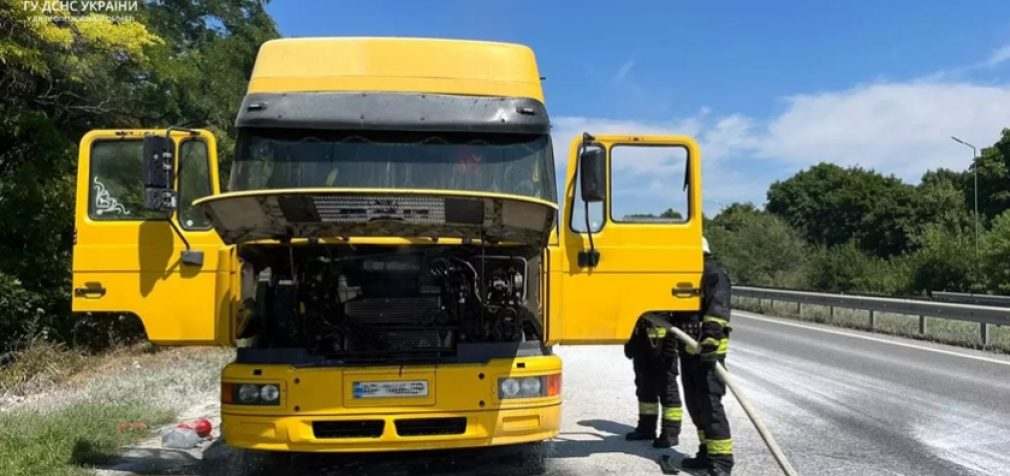 На трасі Дніпро-Запоріжжя на ходу зайнялася вантажівка: подробиці