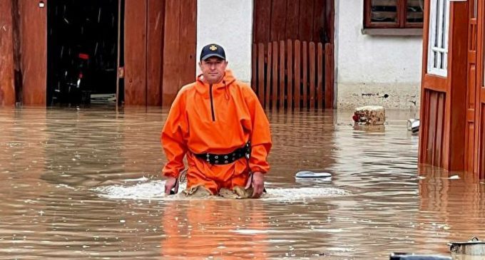 На Прикарпатті через зливу підтопило села: проводиться евакуація