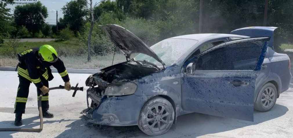 У Кривому Розі біля АЗС зайнявся легковик