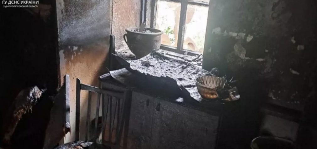 Вогонь знищив домашнє майно: криворізькі вогнеборці ліквідували пожежу у житловому будинку
