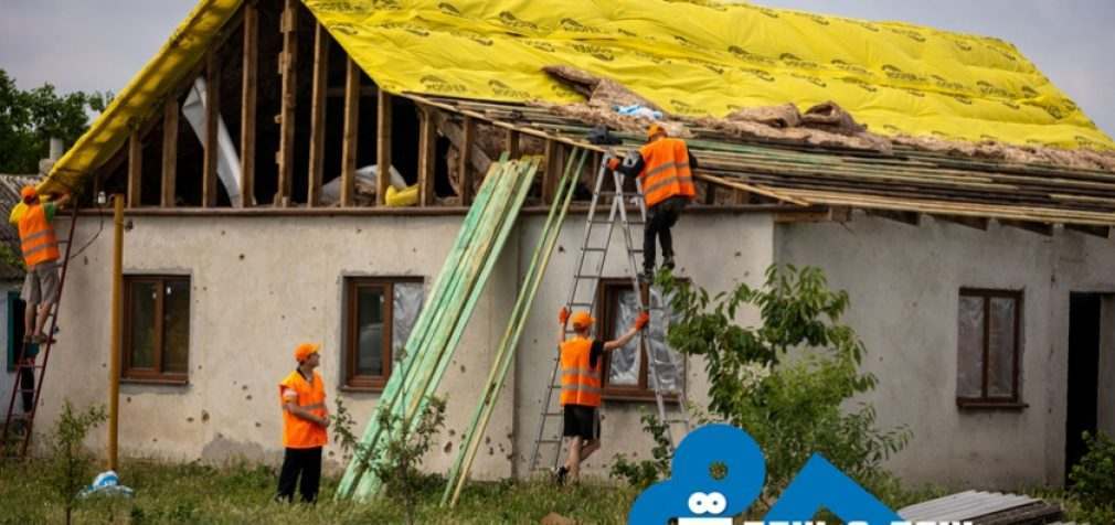 Дніпропетровщина вже відбудовує два села Херсонської області