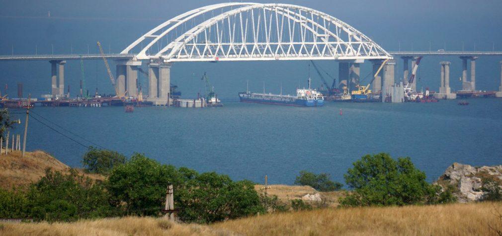 На Кримському мосту сталися вибухи: що відомо