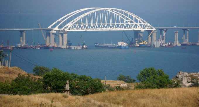 На Кримському мосту сталися вибухи: що відомо