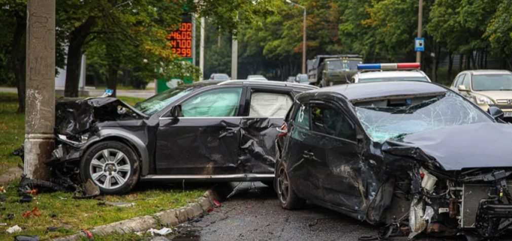 На вулиці Космічній у Дніпрі Audi зіткнулась з Kia та врізалася у стовп: деталі