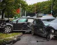 На вулиці Космічній у Дніпрі Audi зіткнулась з Kia та врізалася у стовп: деталі