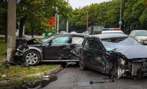 На вулиці Космічній у Дніпрі Audi зіткнулась з Kia та врізалася у стовп: деталі