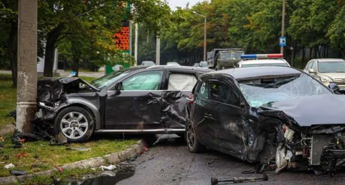 На вулиці Космічній у Дніпрі Audi зіткнулась з Kia та врізалася у стовп: деталі