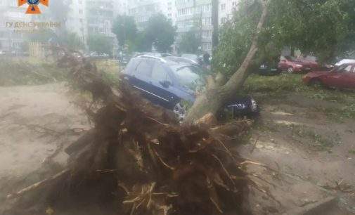 Запорізькі рятувальники ліквідовують наслідки нічної зливи