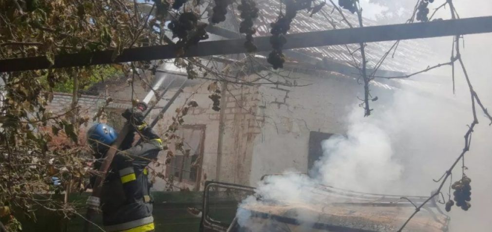 Спалахнув будинок та авто: в Оріхові рятувальники ліквідували наслідки ворожих обстрілів